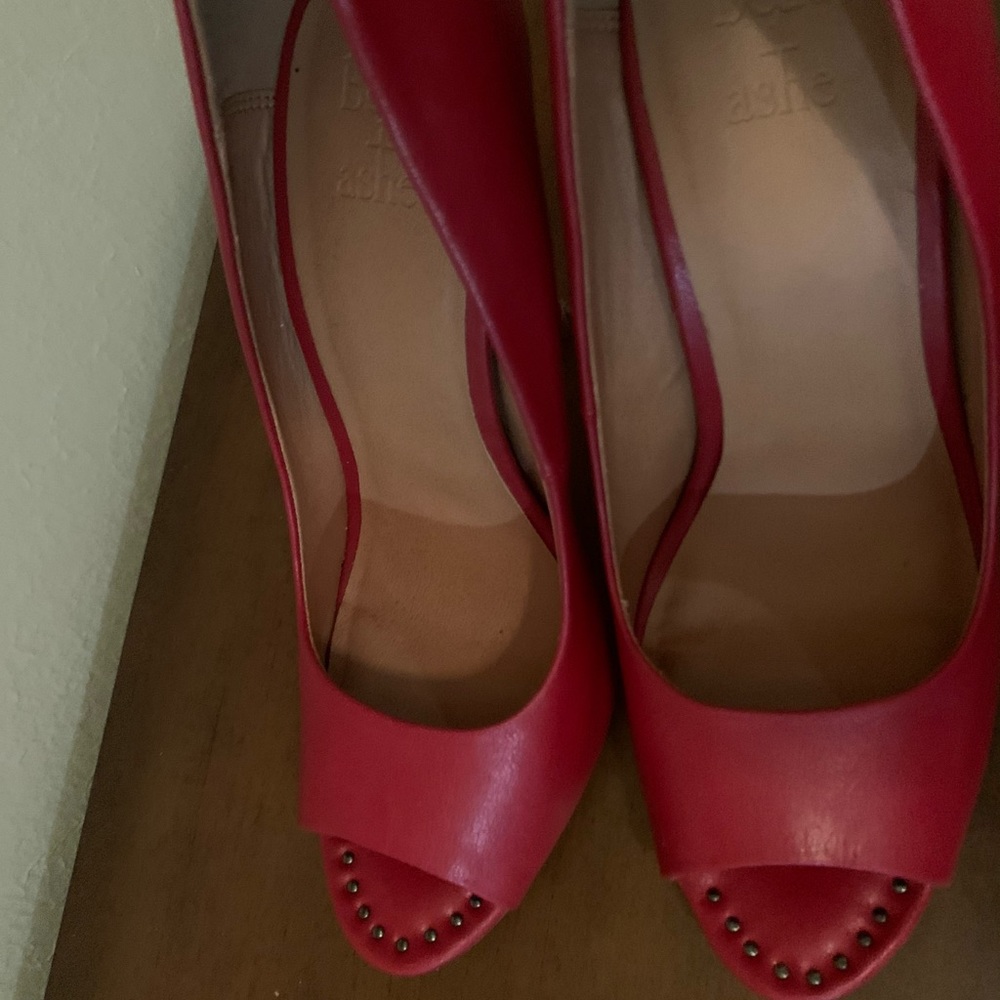 Red pumps - Picture 2 of 4